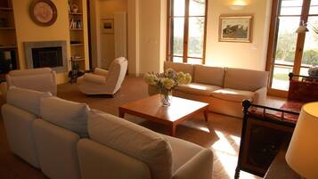 Villa, 5 Bedrooms | Living area