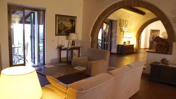 Villa, Multiple Bedrooms | Ruang tamu | TV skrin rata, pendiangan, meja ping pong