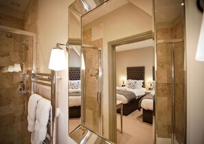 Hypo-allergenic bedding, individually decorated, individually furnished - Blacknest Golf and Country Club (Alton)