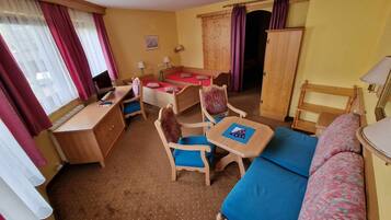 Family Room, Non Smoking | Hypo-allergenic bedding, free WiFi, bed sheets