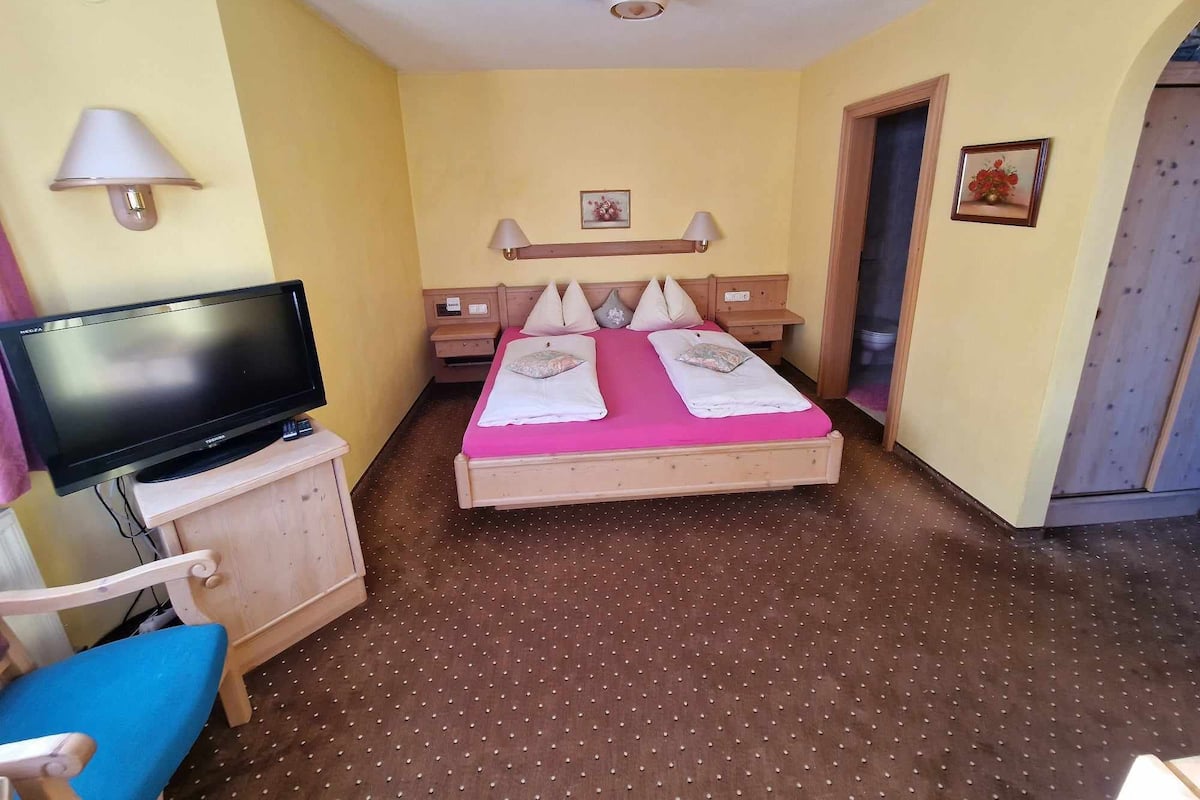 Eenvoudige tweepersoonskamer, 1 queensize bed, niet-roken | Hypoallergeen beddengoed, gratis wifi, beddengoed
