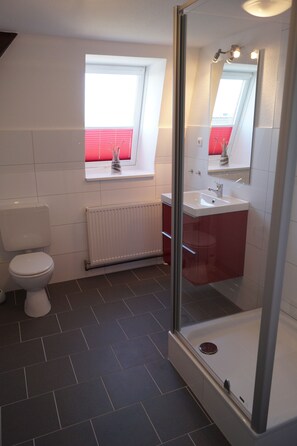 Condo | Bathroom | Shower, hair dryer, towels - Strandleben Fehmarn - Ferienwohnung Nord (Fehmarn)