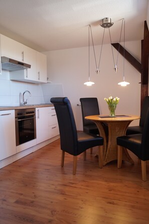 Apartment | Essbereich im Zimmer