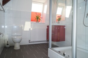 Condo | Bathroom | Shower, hair dryer, towels - Strandleben Fehmarn - Ferienwohnung Nord (Fehmarn)