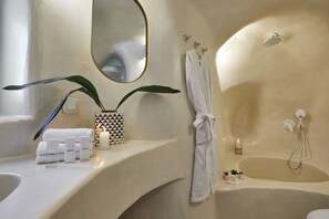 2 bedrooms, Egyptian cotton sheets, premium bedding, down duvets - Gitsa Cliff Luxury Villa (Santorini)