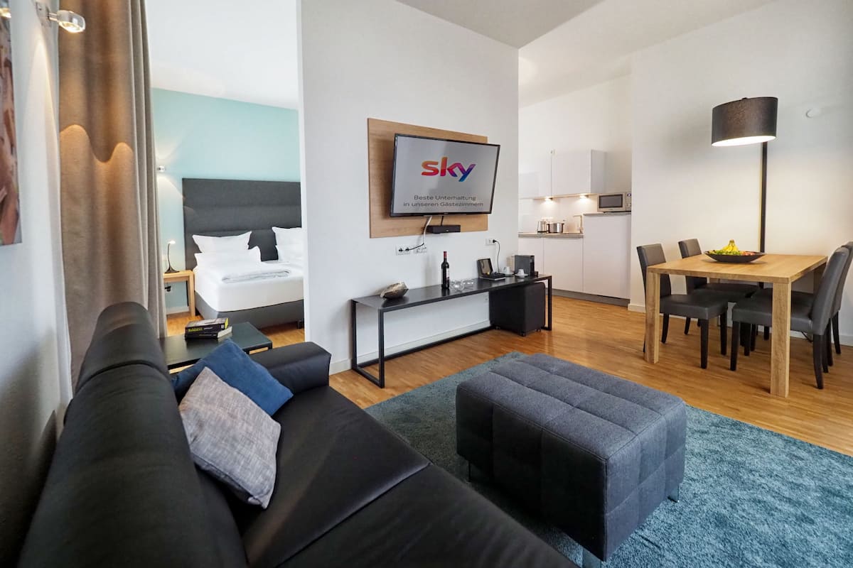 Departamento empresarial, 1 cama Queen size, para no fumadores | Área de sala de estar | Smart TV de 40 pulgadas con canales por cable, televisión y libros