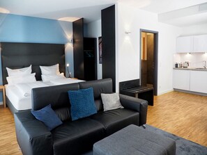Studio – deluxe, 1 queensize-seng, ikke-røyk | Safe på rommet, individuelt dekorert og individuelt innredet