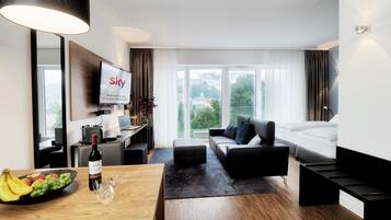 Business studio, 1 queensize bed, niet-roken | Woonruimte | Een smart-tv, boeken en betaalfilms