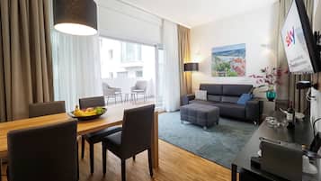 Apartamento luxo, 1 cama Queen, para não fumantes | Área de estar | Smart TV 40 polegadas com canais a cabo, TV, livros