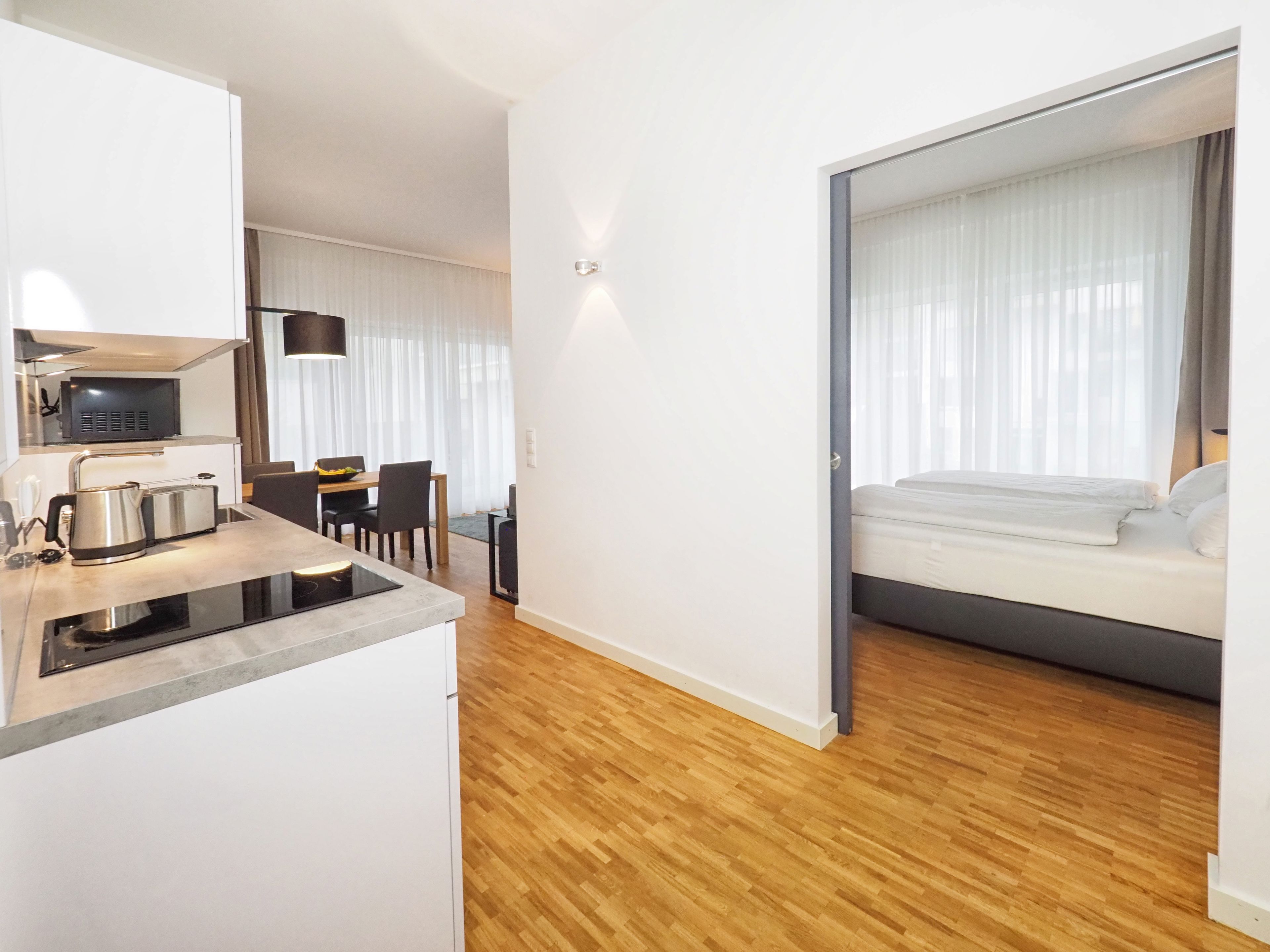 Deluxe-Apartment, 1 Queen-Bett, Nichtraucher | Wohnbereich | 40-Zoll-Smart-TV mit Kabelempfang, Fernseher, Bücher