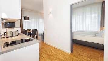 Deluxe-Apartment, 1 Queen-Bett, Nichtraucher | Wohnbereich | 40-Zoll-Smart-TV mit Kabelempfang, Fernseher, Bücher