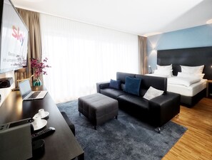 Business Studio, 1 Queen Bed, Non Smoking | In-room safe, individually decorated, individually furnished - rivers Passau (Passau)
