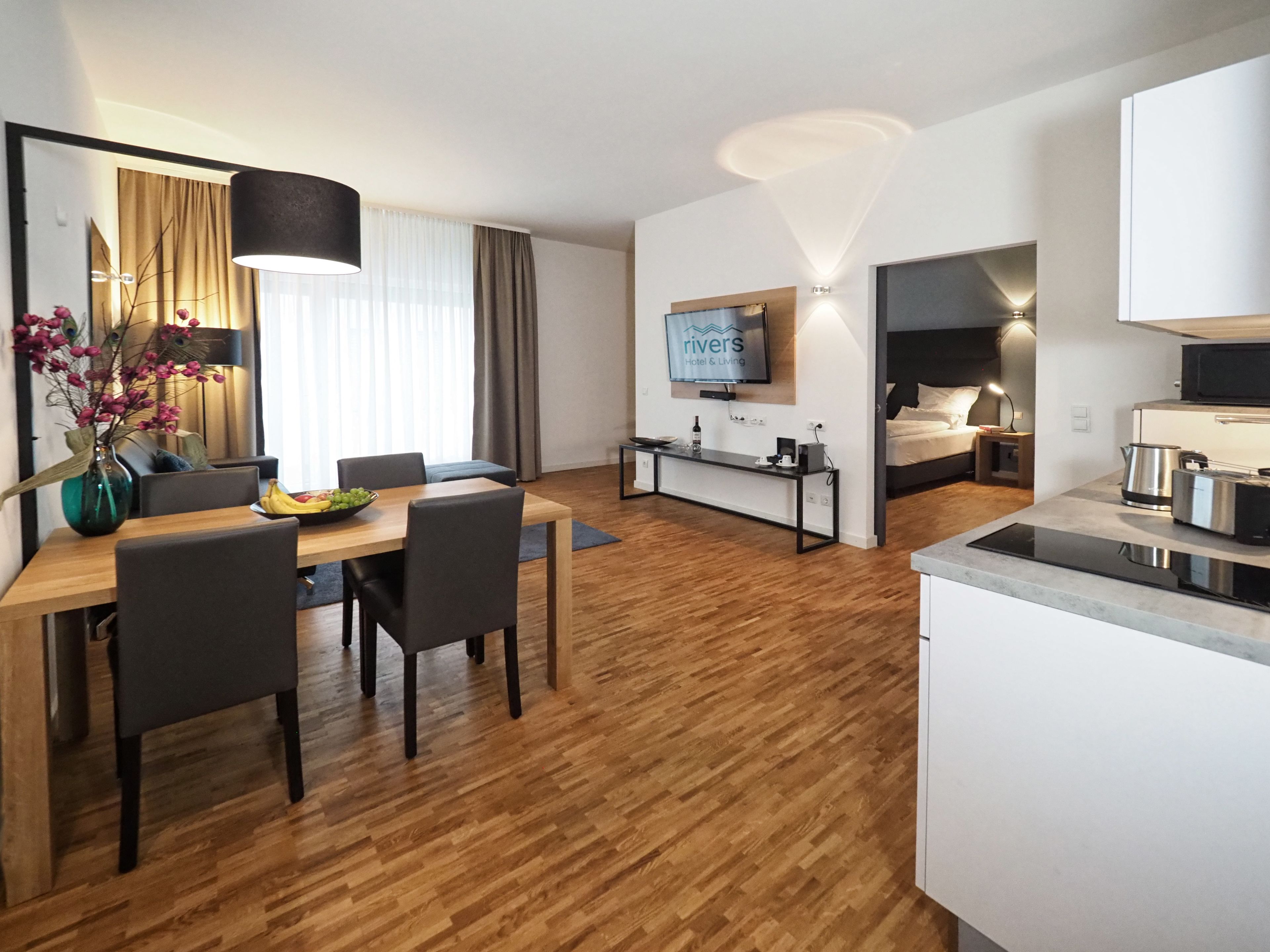 Business-Suite | Wohnbereich | 40-Zoll-Smart-TV mit Kabelempfang, Fernseher, Bücher