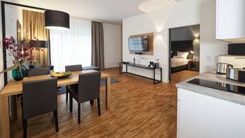 Business-Suite | Wohnbereich | 40-Zoll-Smart-TV mit Kabelempfang, Fernseher, Bücher