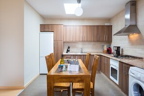 Een koelkast, een microgolfoven, een oven