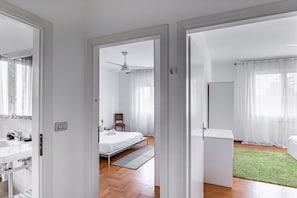 2 bedrooms, desk, WiFi, bed sheets - GuestHost - Bright and spacious 100- sqm 2-bedroom apartment of located on the second floor of a building without a lift that can accommodate up to 5 people!The apartment is located on a quiet street, closed to traffic and it boasts a sunny 12sqm terrace (Padova)