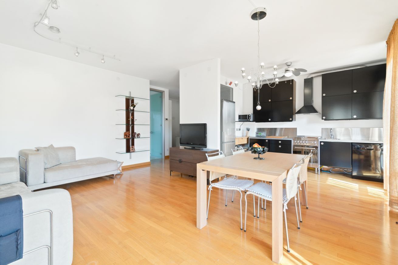 Flatskjerm-TV og kontorer