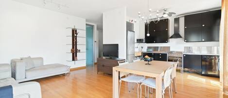 Flatskjerm-TV og kontorer