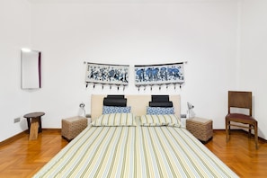 2 bedrooms, desk, WiFi, bed sheets - GuestHost - Bright and spacious 100- sqm 2-bedroom apartment of located on the second floor of a building without a lift that can accommodate up to 5 people!The apartment is located on a quiet street, closed to traffic and it boasts a sunny 12sqm terrace (Padova)