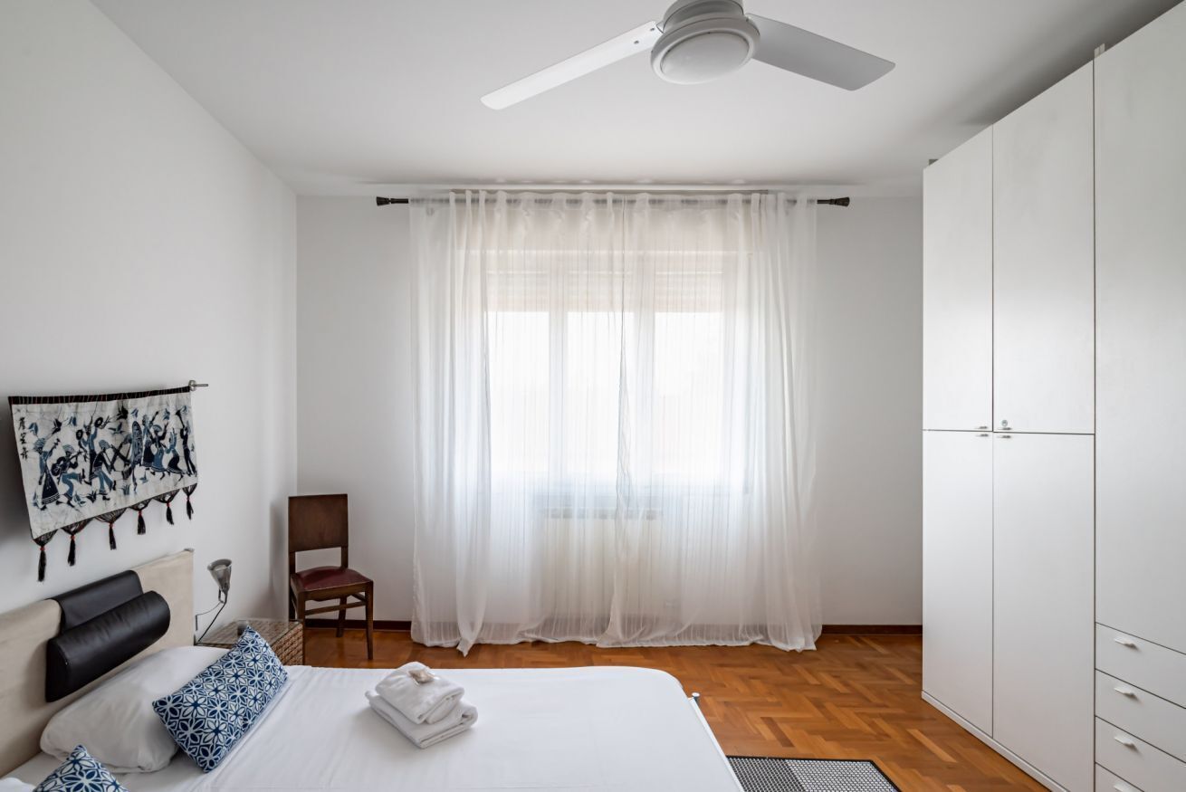 2 bedrooms, desk, WiFi, bed sheets