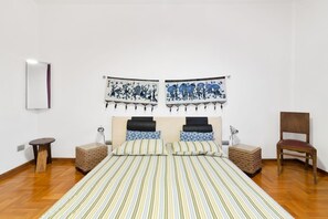 2 bedrooms, desk, WiFi, bed sheets