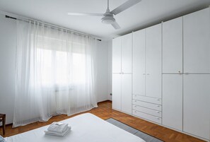 2 slaapkamers, een bureau, wifi, beddengoed