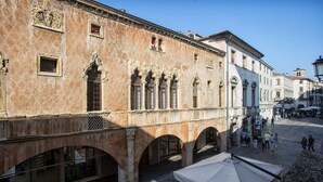 Un bâtiment historique doté de fenêtres en arc de cercle et d’une cour intérieure.