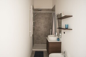 Dusche, Haartrockner, Bidet