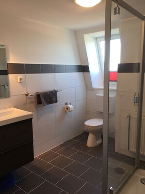 Apartment | Badezimmer | Dusche, Haartrockner, Handtücher