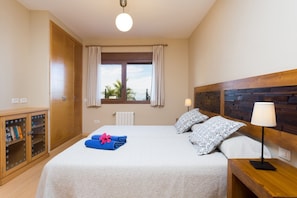 1 bedroom, in-room safe, iron/ironing board, free WiFi