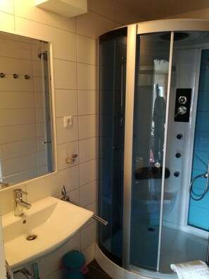 Shower, hair dryer, towels, soap - Pension Carmen (Bad Hoenningen)
