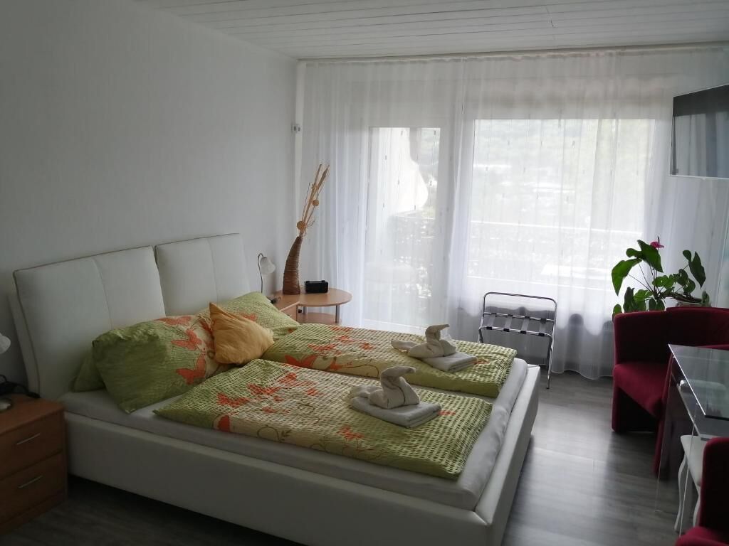 Hypo-allergenic bedding, minibar, individually furnished, free WiFi