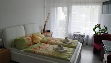 Hypo-allergenic bedding, minibar, individually furnished, free WiFi