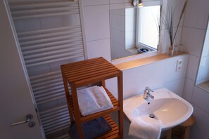 House | Bathroom | Shower, hair dryer, towels - Strandleben Fehmarn - Ferienhaus 1 (Fehmarn)