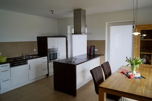 House | Private kitchen | Full-size fridge, oven, stovetop, dishwasher - Strandleben Fehmarn - Ferienhaus 2 (Fehmarn)