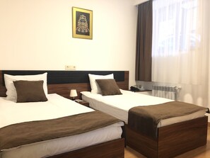 Blackout curtains, soundproofing, rollaway beds, free WiFi - Mashtots Hotel (Yerevan)