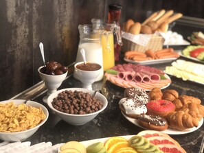 Free daily continental breakfast  - Mashtots Hotel (Yerevan)