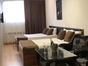 Blackout drapes, soundproofing, rollaway beds, free WiFi - Mashtots Hotel (Yerevan)