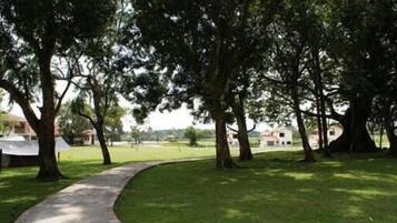 المنطقة المحيطة بالمنشأة