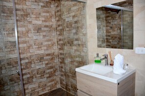 Douche, pomme de douche hydromassante, articles de toilette (gratuits)