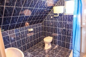 Apartment, Mehrere Betten, Nichtraucher | Badezimmer | Dusche, Handtücher