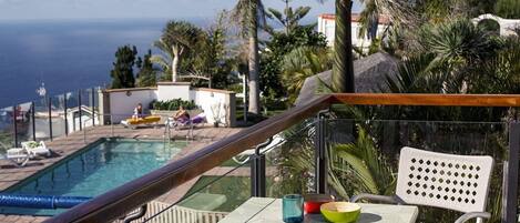 Een verwarmd zwembad