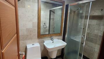 Habitación familiar | Baño | Ducha, artículos de higiene personal gratuitos, secador de pelo y bidé