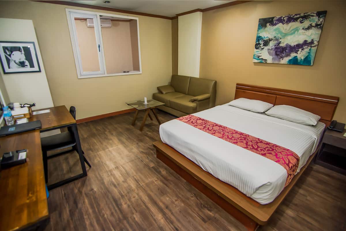 Standard Double Room, 1 Queen Bed, Accessible, Non Smoking | 1 bedroom, minibar, in-room safe, desk