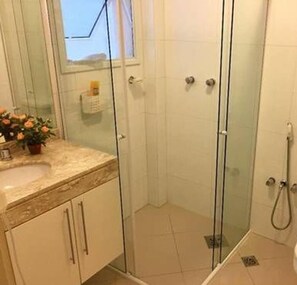 Apartment, Nichtraucher | Badezimmer | Dusche, kostenlose Toilettenartikel, Handtücher