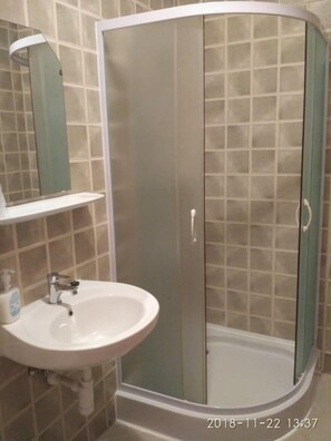 Quadrupla Standard, letti multipli | Bagno | Doccia, asciugamani