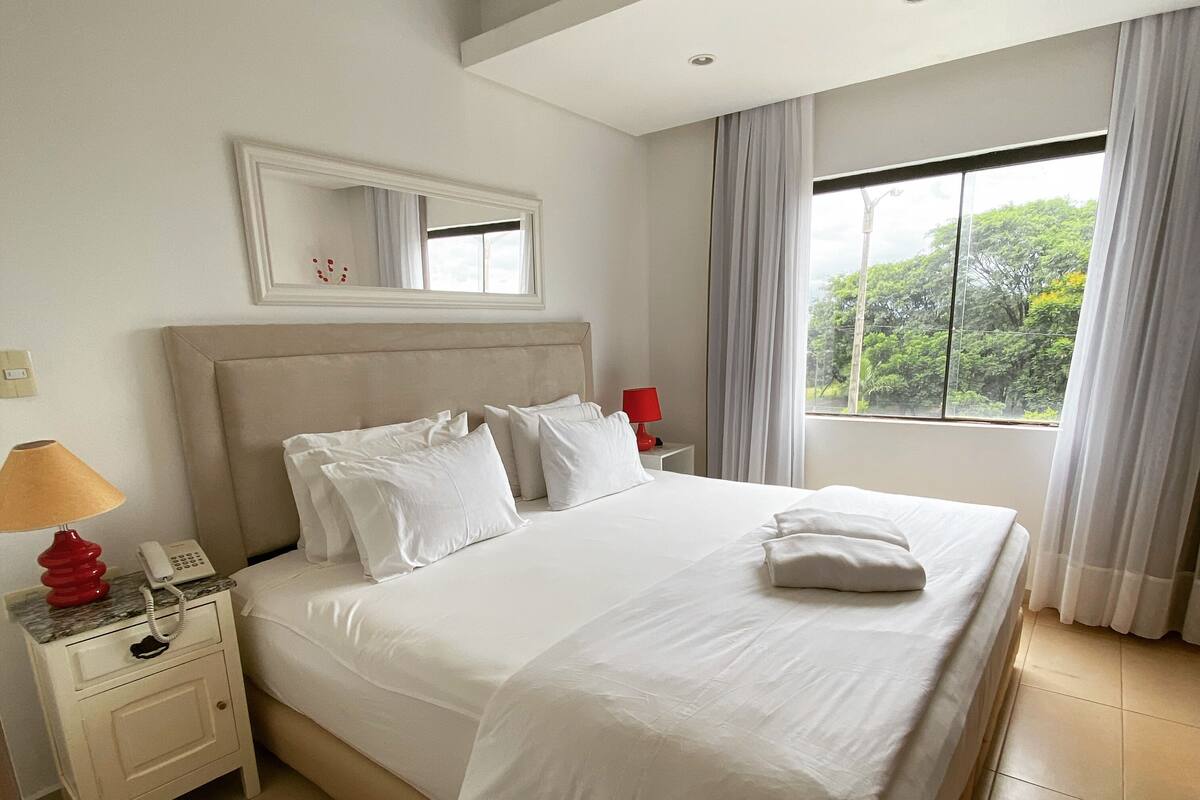 Suite – executive | Dundyner, memory foam-senger, safe på rommet og skrivebord