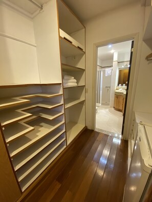 Suite superior | Baño | Ducha, artículos de higiene personal gratuitos y secador de pelo