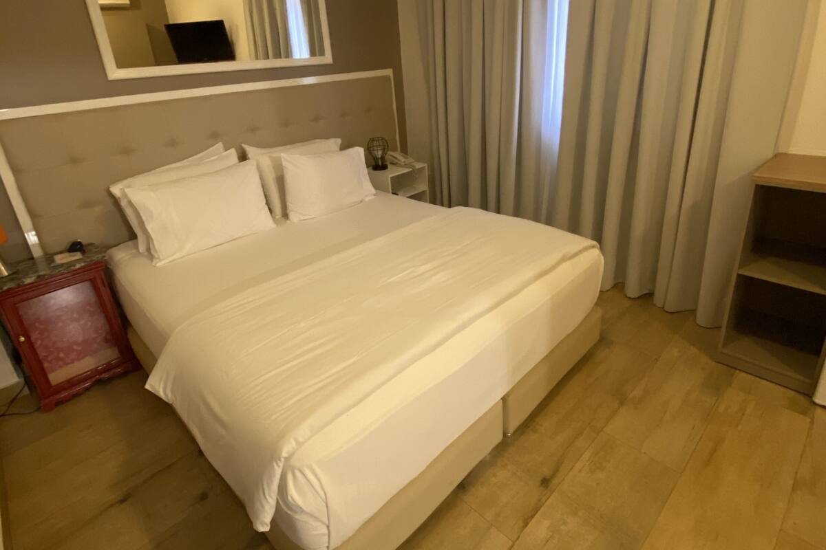 Rom – standard | Dundyner, memory foam-senger, safe på rommet og skrivebord