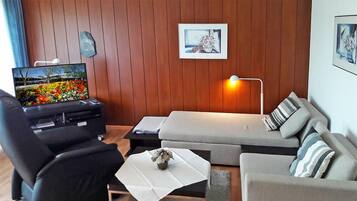 Apartemen Comfort, 2 kamar tidur (+) | Ruang keluarga | TV layar datar